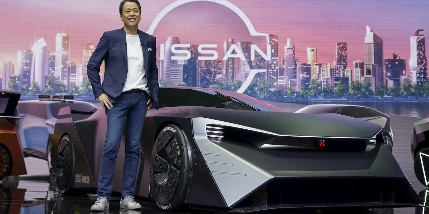 A Nissan vezérigazgatója, Makoto Uchida a Hyper Force EV koncepció mellett áll (Forrás: Nissan)